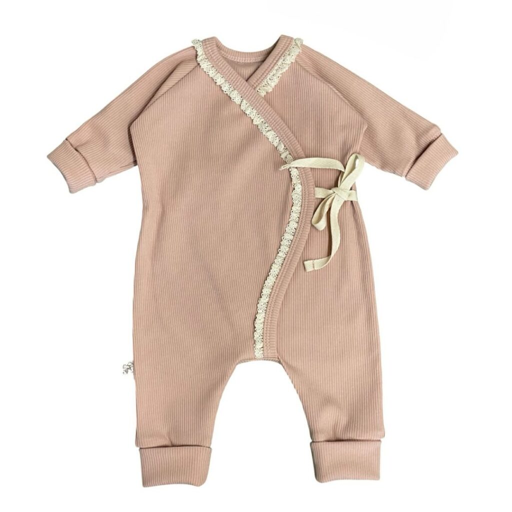 Ribtricot boxpakje met kant – zacht baby pakje met overslag