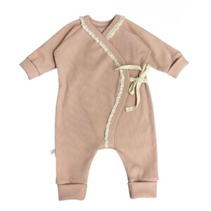 Ribtricot boxpakje met kant – zacht baby pakje met overslag