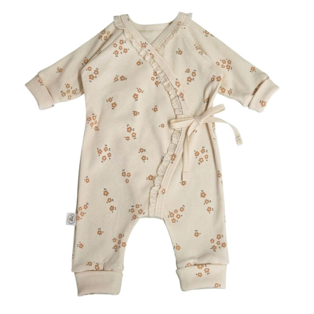 Boxpakje overslag bio tricot rib met gele bloemetjes en kant