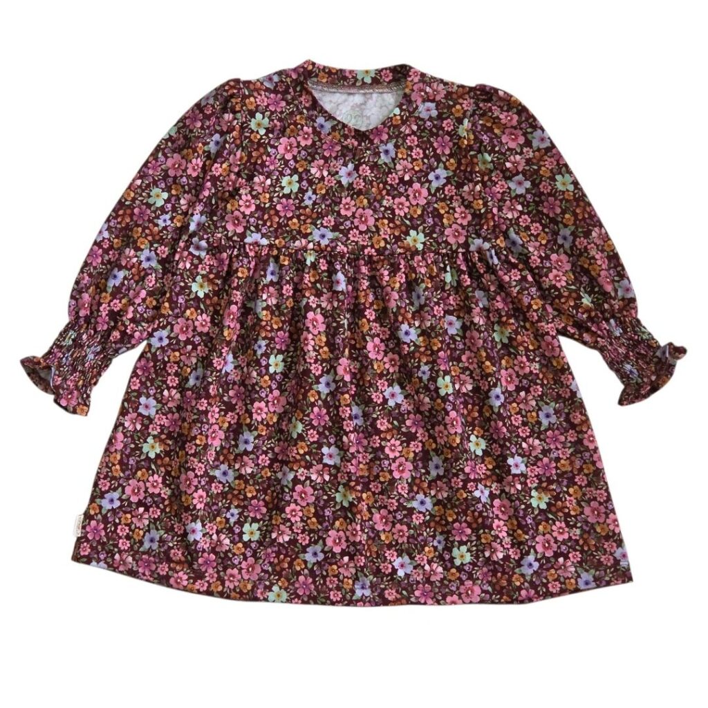tricot jurkje met bloemetjes op bordeauxrood