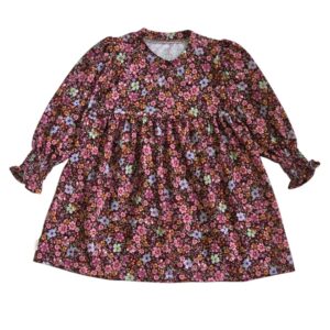 tricot jurkje met bloemetjes op bordeauxrood