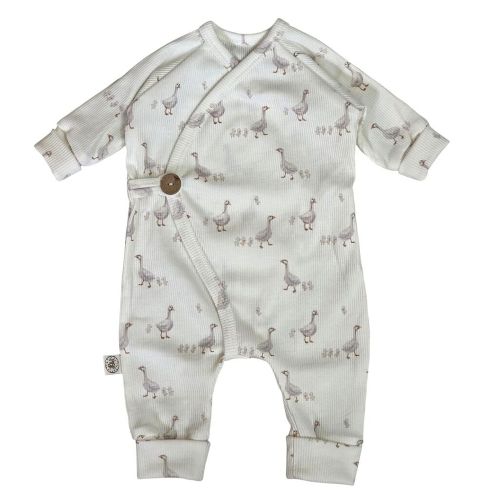 Handgemaakt boxpakje met eendjes. Unisex overslagmodel met knoop