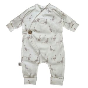 Handgemaakt boxpakje met eendjes. Unisex overslagmodel met knoop